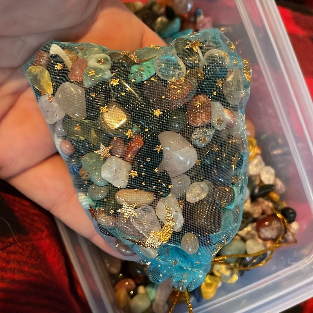 Bag of confetti tumbles - Picture 5 of 5